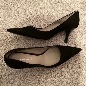 Nine West black mid-heel suede pump